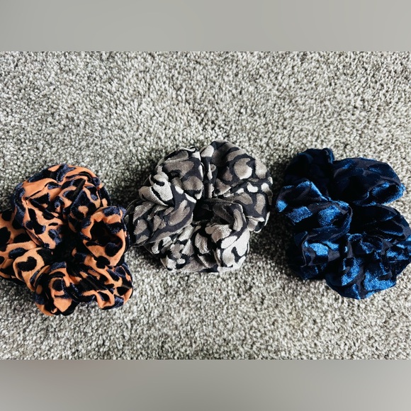 BUNDLE LOT of (6) HAIR SCRUNCHIES |
3 Velvet | 3 Chiffon | - Picture 2 of 7